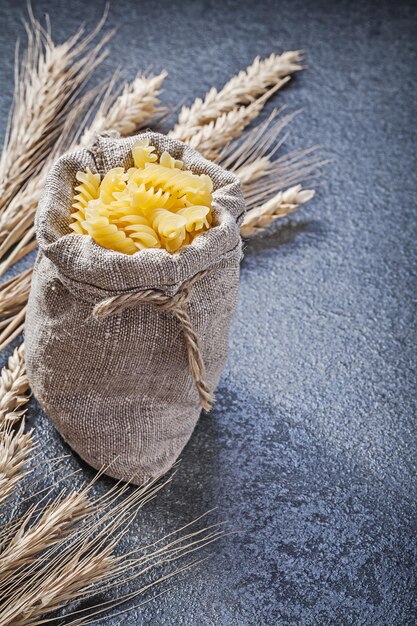 Sacco dell'Assia con spighe di segale di grano maccheroni a spirale su sfondo nero