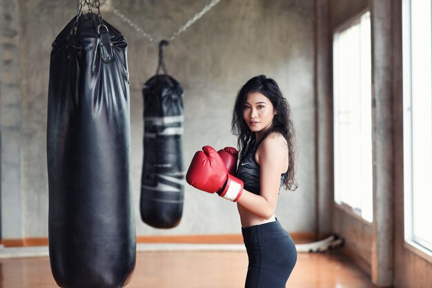 Sacco di boxe di perforazione della ragazza sexy dell&#39;Asia