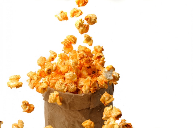 Sacco di carta artigianale del delizioso popcorn su bianco