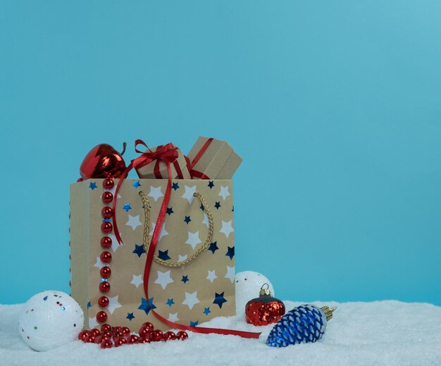 Sacco di carta con regali in piedi sulla neve. Concetto di inverno. Buon Natale.