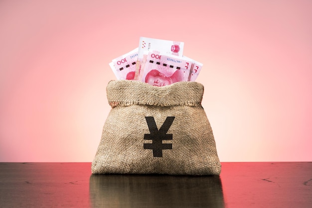 Sacco di denaro con banconote in yuan cinese denaro contante affari e finanza elemento soluzione finanziaria pagamento anticipato e concetto di investimento