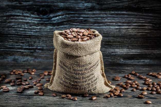 Sacco di iuta dei chicchi di caffè si chiuda