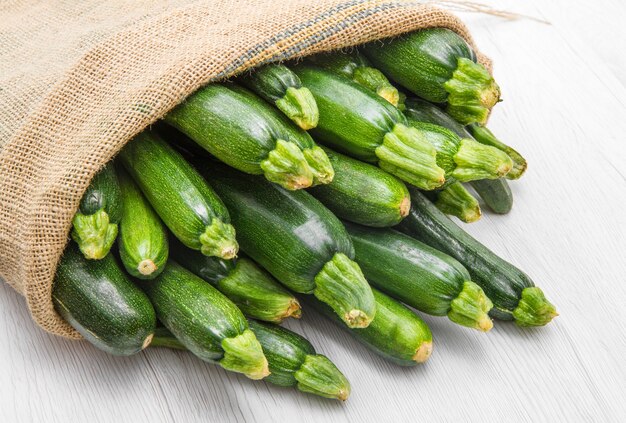 Sacco di tela pieno di zucchine