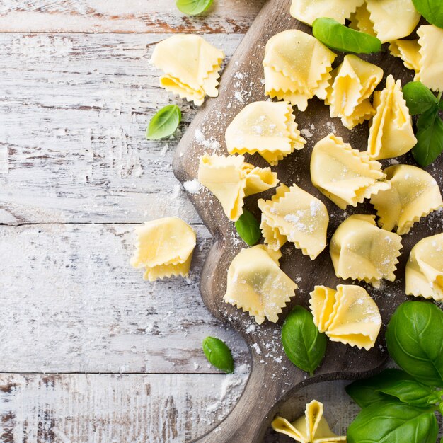 Saccottini italiani crudi fatti in casa con pesto verde