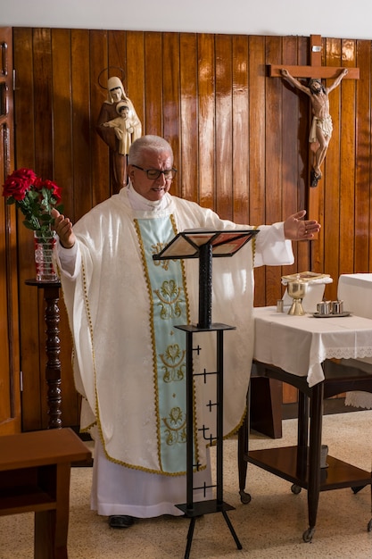 sacerdote cattolico latino che predica in chiesa durante la liturgia in diverse pose