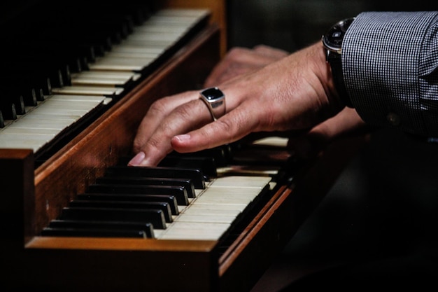 sacerdote che suona il pianoforte in una chiesa