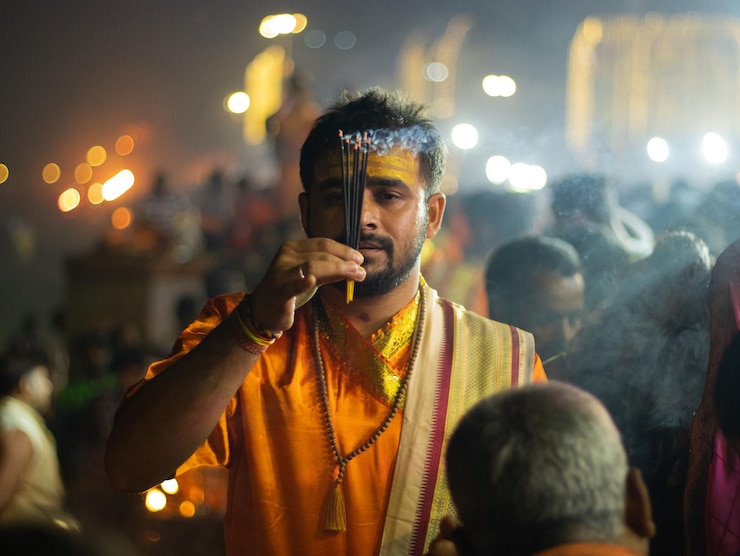 Foto sacerdote indù che adora ganga e lord shiva