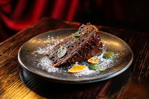 Sacher al cioccolato decorata con menta e arancia essiccata