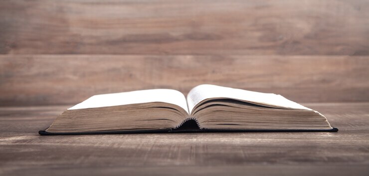 Sacra Bibbia sul tavolo di legno. Religione. Formazione scolastica