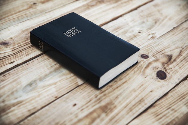 Sacra Bibbia sul tavolo