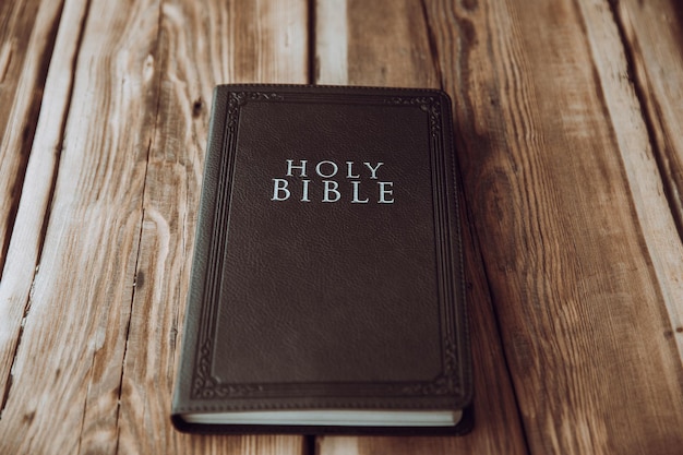 Sacra Bibbia sullo sfondo di legno