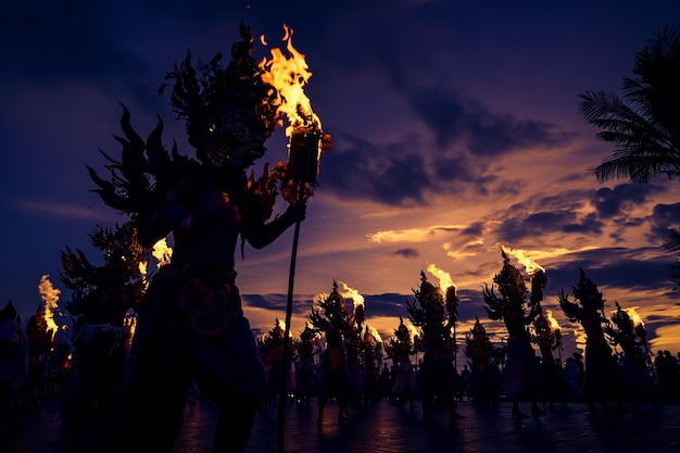 Sacra parata di mascherate tradizionali con danze e figure spaventose per la festa di Nyepi