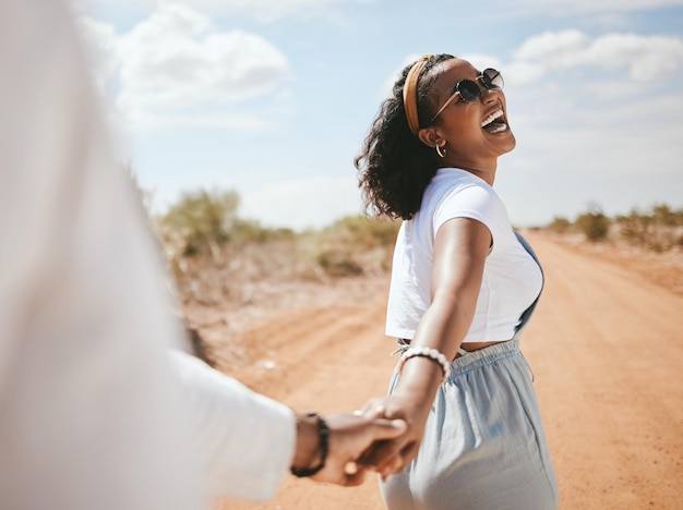 Safari felice e coppia amano tenersi per mano durante una romantica vacanza in luna di miele all'aperto in estate Viaggio romantico e donna di colore con un grande sorriso che cammina con il partner in un'avventura in Texas