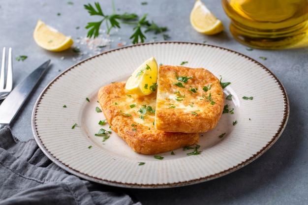 Saganaki è una prelibatezza greca di formaggio fritto.