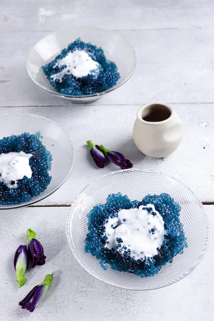 Sago Gula Melaka bunga telang Sago perle di tapioca tinta con fiori di pisello farfalla