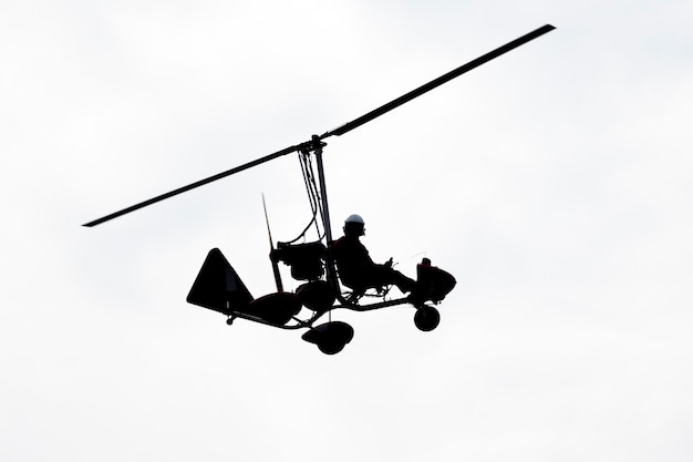 Sagoma autogiro volante su sfondo bianco.