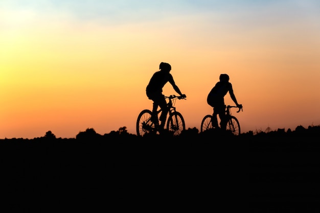 Sagoma del ciclista in movimento sullo sfondo del bellissimo tramonto