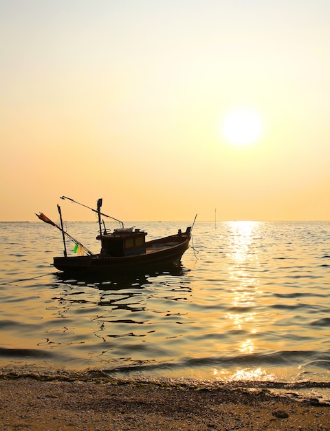 Sagoma del peschereccio al tramonto