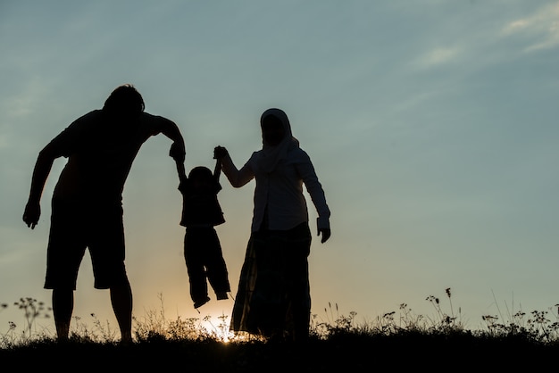 sagoma della famiglia felice si divertono sulla scogliera