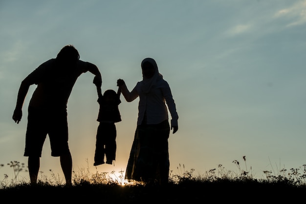 sagoma della famiglia felice si divertono sulla scogliera