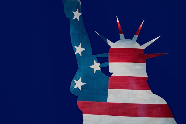 Sagoma della statua della libertà a New York sulla bandiera a stelle e strisce usa