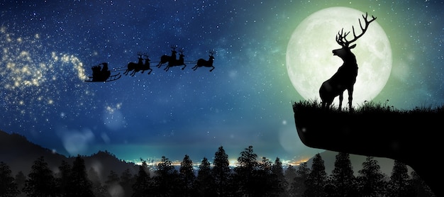 Sagoma di Babbo Natale che vola su renne sopra la luna piena di notte Natale