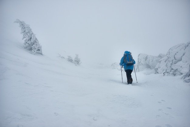 Sagoma di essere umano tra la neve