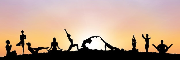 sagoma di gruppo yoga al tramonto