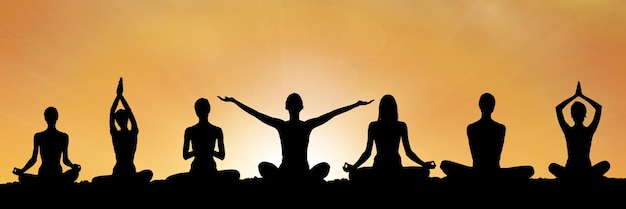 sagoma di gruppo yoga al tramonto