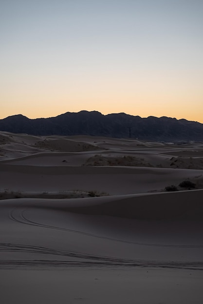 sagoma di montagna nel deserto