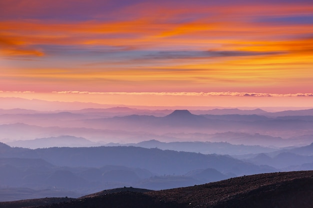 Sagoma di montagne all'alba. Bellissimo paesaggio naturale.