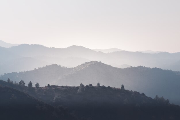 Sagoma di montagne nebbiose