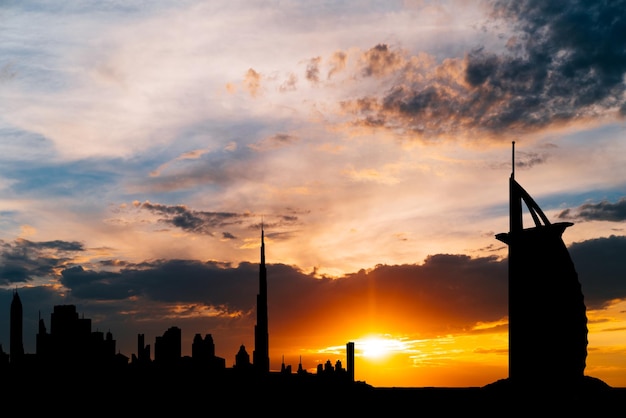 Sagoma di paesaggio urbano di Dubai sul tramonto