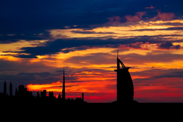 Sagoma di paesaggio urbano di Dubai sul tramonto