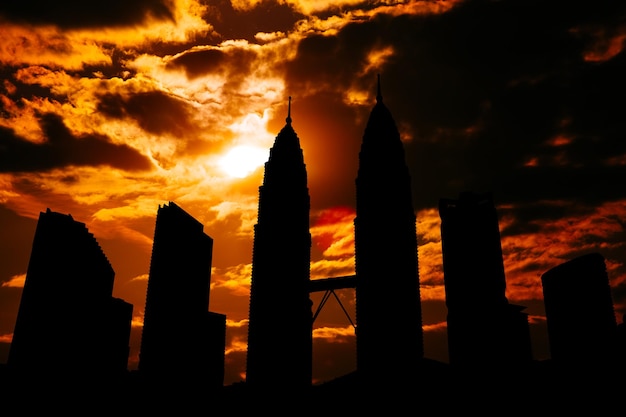 Sagoma di paesaggio urbano di Kuala Lumpur sul tramonto in Malesia