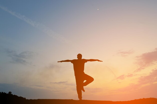 sagoma di un uomo che mostra una posa yoga