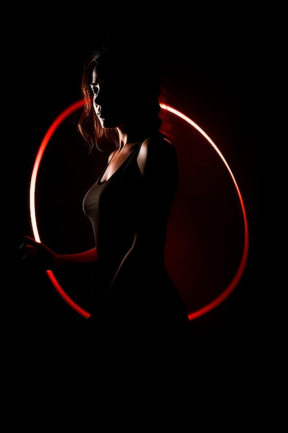 Sagoma di una donna in nero su sfondo cerchio rosso
