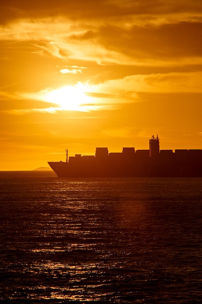 sagoma di una nave da carico all'alba sulla spiaggia di copacabana a rio de janeiro in brasile