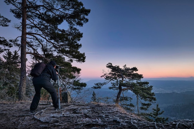 sagoma di una persona nella foresta