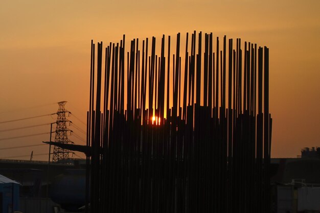 sagoma di volare sopra il cantiere sfondo tramonto