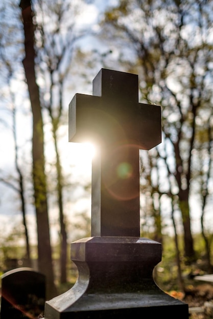 Sagoma la croce sul tramonto al cimitero