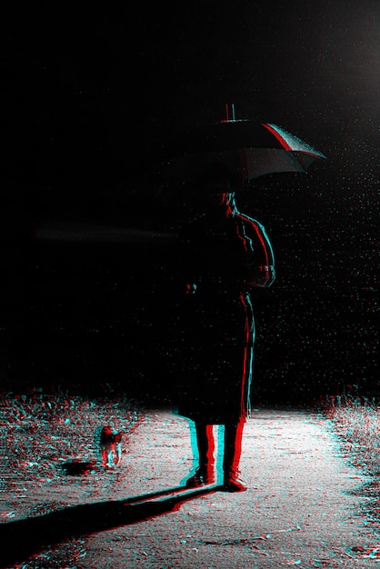 Sagoma scura di un uomo in un impermeabile e un cappello sotto un ombrello per strada sotto la pioggia. Bianco e nero con effetto di realtà virtuale glitch 3D