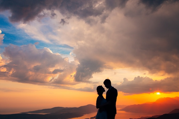 Sagome al tramonto sul monte lovcen