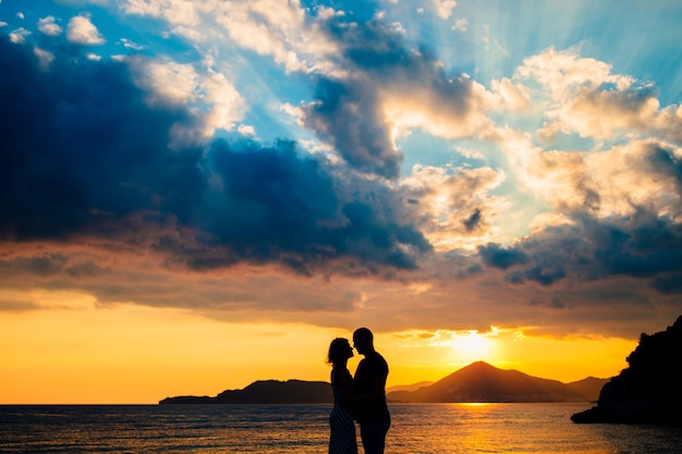 Sagome al tramonto sulla spiaggia in Montenegro