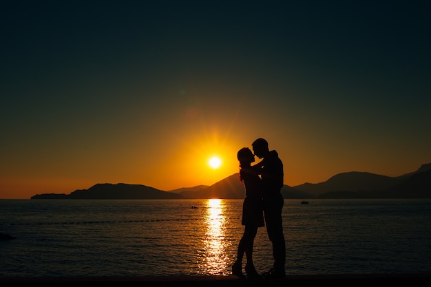 Sagome al tramonto sulla spiaggia