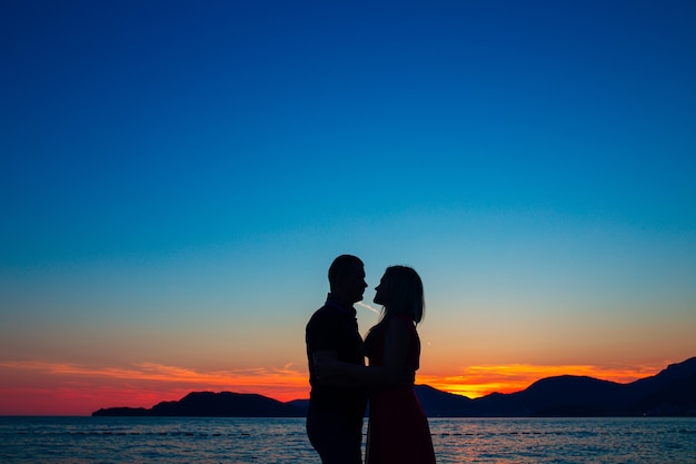 Sagome al tramonto sulla spiaggia