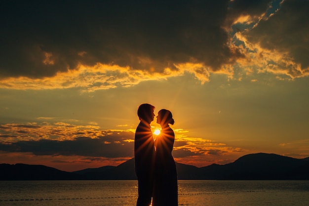 Sagome al tramonto sulla spiaggia