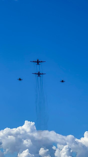 Sagome di aerei da combattimento russi in cieloAerei militari che volano su un cielo blu trasparente