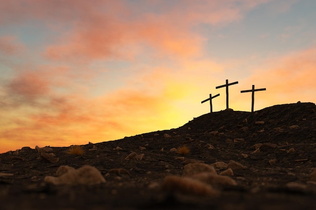 Sagome di croci in cima alla montagna al tramonto