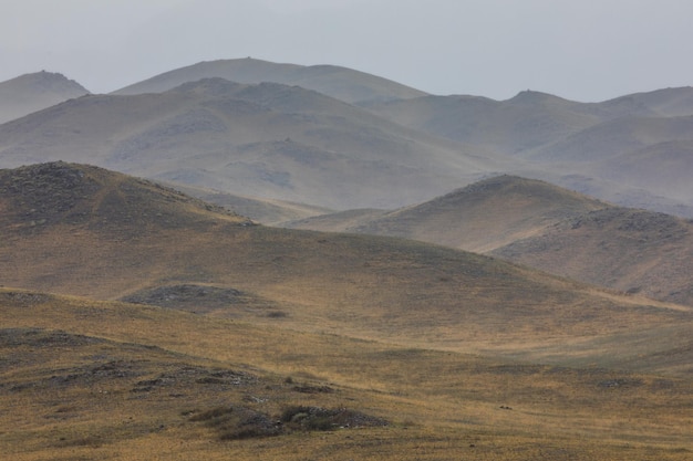 Sagome di montagne nebbiose Paesaggio astratto Foschia sulle colline del Kazakistan